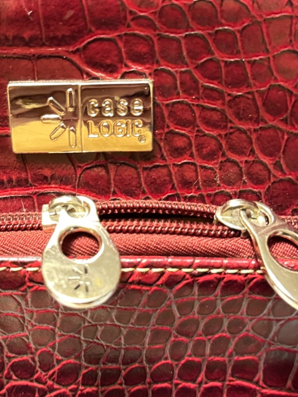 CaseLogic Faux Aligator Burgundy Laptop Tote - Picture 2 of 5